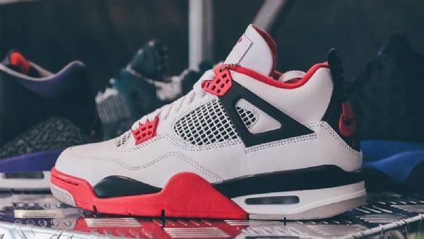 Nike Air Jordan 4 Fire Kengät Miehille Punainen