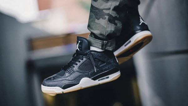 Nike Air Jordan 4 Miesten Laserkengät Musta