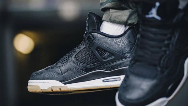 Nike Air Jordan 4 Miesten Laserkengät Musta