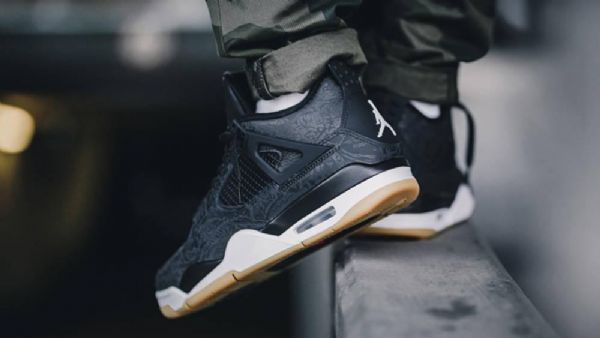 Nike Air Jordan 4 Miesten Laserkengät Musta