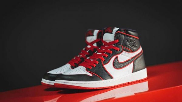Nike Air Jordan 1 Bloodline Kengät Naisille Musta Valkoinen Punainen