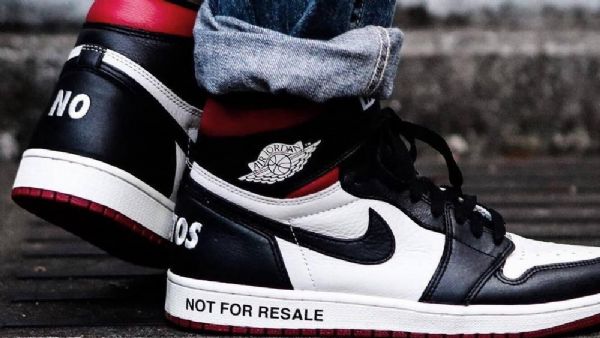 Nike Air Jordan 1 Ei Jälleenmyyntikengät Miehille Musta Valkoinen