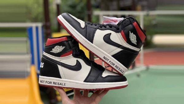Nike Air Jordan 1 Ei Jälleenmyyntikengät Miehille Musta Valkoinen