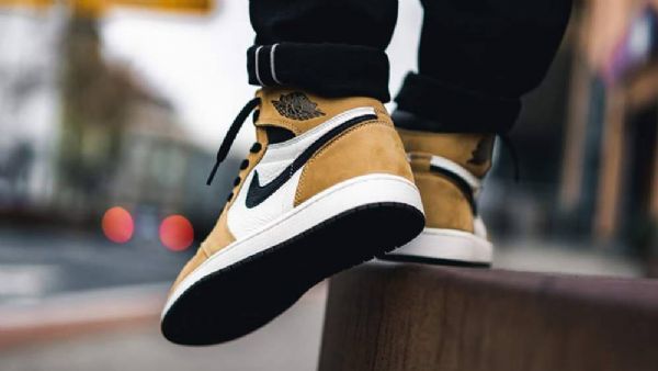 Nike Air Jordan 1 High Topit Og Rookie Of The Year Kengät Miehille Keltainen Valkoinen
