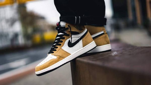 Nike Air Jordan 1 High Topit Og Rookie Of The Year Kengät Naisille Keltainen Valkoinen