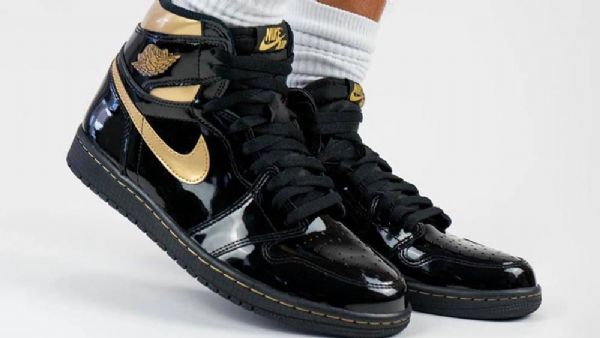 Nike Air Jordan 1 High Tops Og Patenttikengät Naisille Musta Kulta