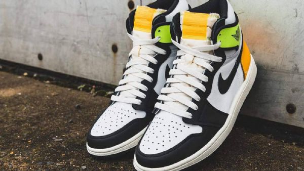 Nike Air Jordan 1 High Tops Volt Kengät Miehille Valkoinen Musta Kulta