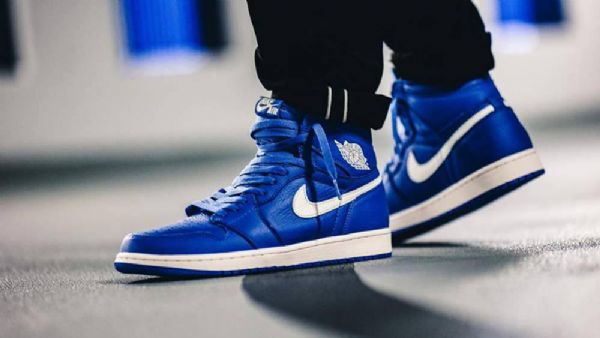 Nike Air Jordan 1 Hyper Royal Kengät Miehille Siniset