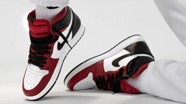 Nike Air Jordan 1 Korkeat Topit Og Satin Snake Kengät Miehille Punainen Musta Valkoinen