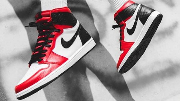 Nike Air Jordan 1 Korkeat Topit Og Satin Snake Kengät Miehille Punainen Musta Valkoinen
