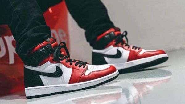 Nike Air Jordan 1 Korkeat Topit Og Satin Snake Kengät Miehille Punainen Musta Valkoinen