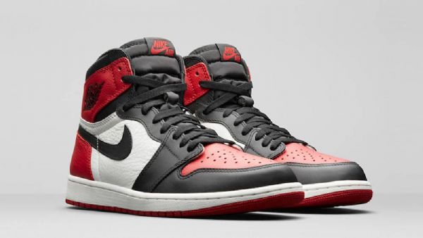 Nike Air Jordan 1 Leveävarvaskengät Miehille Musta Valkoinen Punainen