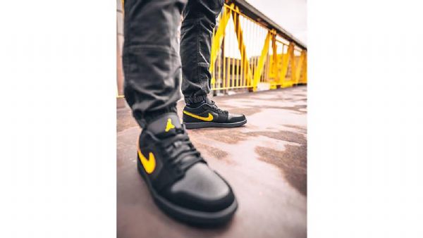 Nike Air Jordan 1 Matalat Kengät Miehille Musta Keltainen
