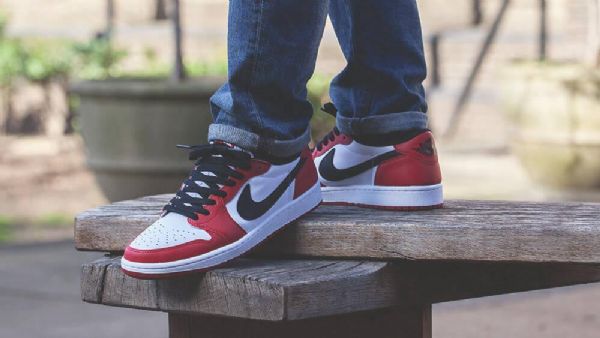Nike Air Jordan 1 Matalat Topit Chicagon Kengät Miehille Punainen Valkoinen Musta