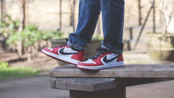 Nike Air Jordan 1 Matalat Topit Chicagon Kengät Miehille Punainen Valkoinen Musta