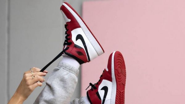 Nike Air Jordan 1 Mid Tops Chicago 2020 Miesten Kengät Punainen Valkoinen