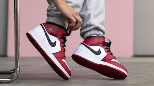 Nike Air Jordan 1 Mid Tops Chicago 2020 Miesten Kengät Punainen Valkoinen