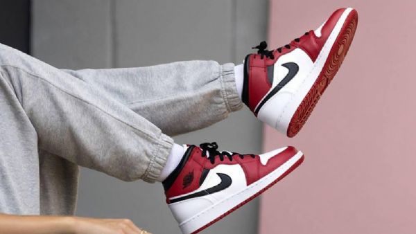 Nike Air Jordan 1 Mid Tops Chicago 2020 Miesten Kengät Punainen Valkoinen