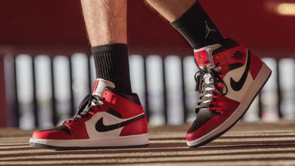 Nike Air Jordan 1 Mid Tops Chicago Toe Kengät Miehille Musta Punainen Valkoinen