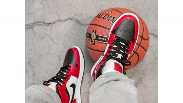 Nike Air Jordan 1 Mid Tops Chicago Toe Kengät Miehille Musta Punainen Valkoinen