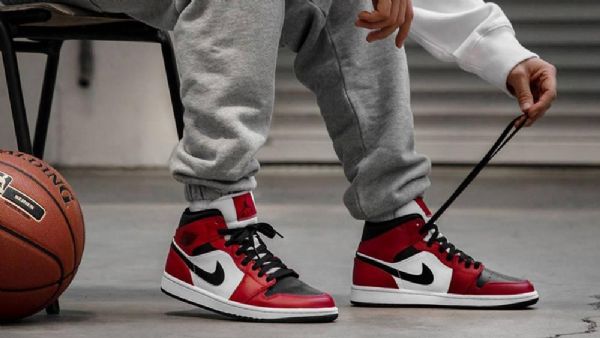 Nike Air Jordan 1 Mid Tops Chicago Toe Kengät Miehille Musta Punainen Valkoinen