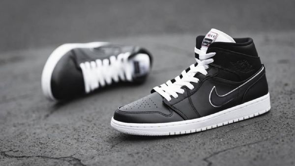 Nike Air Jordan 1 Mid Tops Ehkä Kengät Miehille Musta