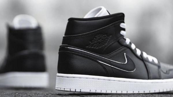 Nike Air Jordan 1 Mid Tops Ehkä Kengät Miehille Musta
