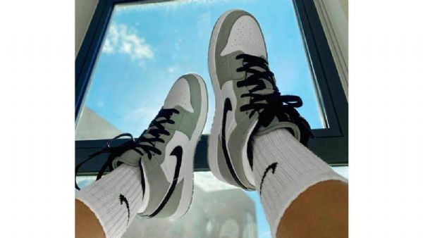 Nike Air Jordan 1 Mid Tops Kengät Miehille Harmaa