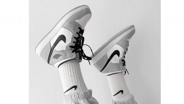 Nike Air Jordan 1 Mid Tops Kengät Miehille Harmaa