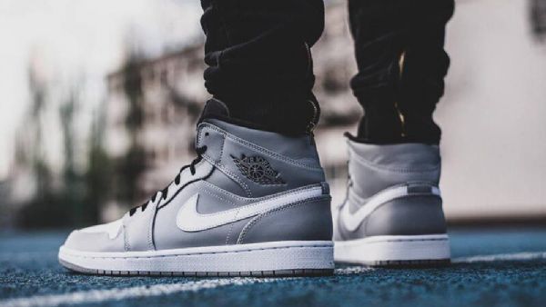 Nike Air Jordan 1 Mid Tops Kengät Miehille Harmaa