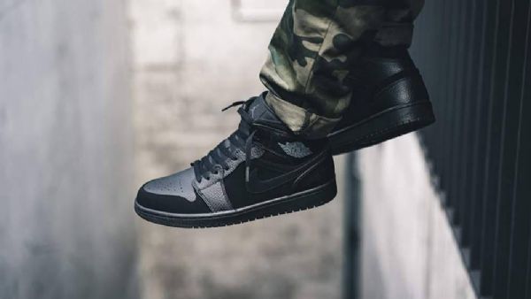 Nike Air Jordan 1 Mid Tops Kengät Miehille Musta