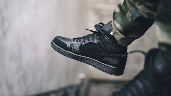Nike Air Jordan 1 Mid Tops Kengät Miehille Musta
