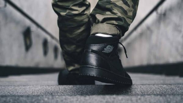 Nike Air Jordan 1 Mid Tops Kengät Miehille Musta