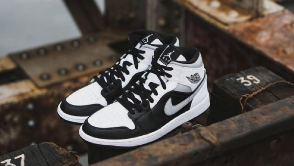 Nike Air Jordan 1 Mid Tops Kengät Miehille Musta Harmaa