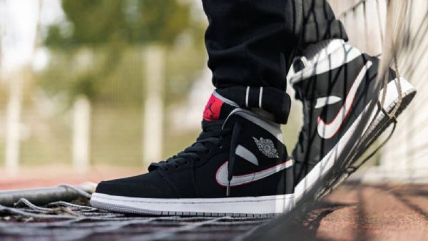 Nike Air Jordan 1 Mid Tops Kengät Miehille Musta Harmaa Punainen