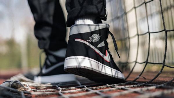 Nike Air Jordan 1 Mid Tops Kengät Miehille Musta Harmaa Punainen