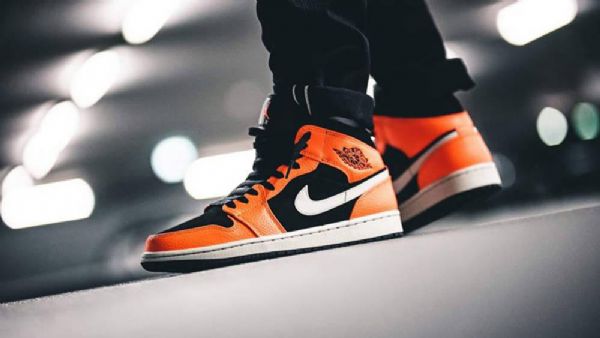 Nike Air Jordan 1 Mid Tops Kengät Miehille Musta Oranssi