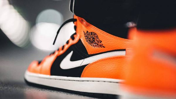 Nike Air Jordan 1 Mid Tops Kengät Miehille Musta Oranssi