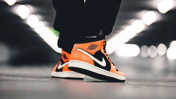 Nike Air Jordan 1 Mid Tops Kengät Miehille Musta Oranssi