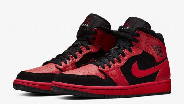 Nike Air Jordan 1 Mid Tops Kengät Miehille Musta Punainen
