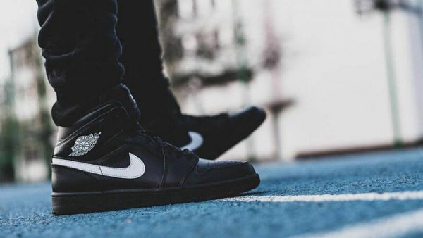 Nike Air Jordan 1 Mid Tops Kengät Miehille Mustavalkoinen