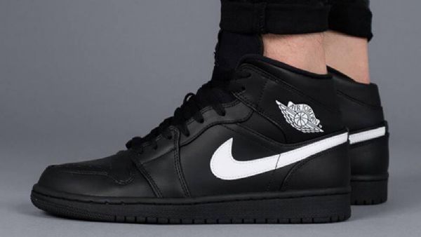 Nike Air Jordan 1 Mid Tops Kengät Miehille Mustavalkoinen