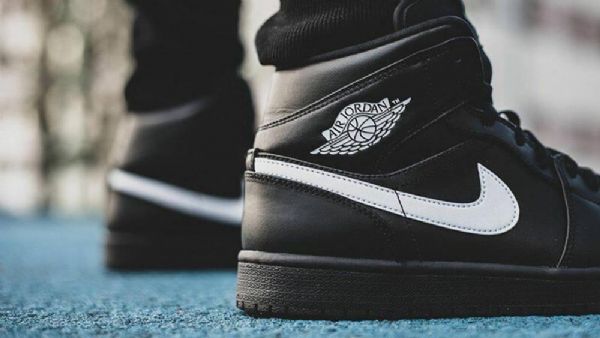 Nike Air Jordan 1 Mid Tops Kengät Miehille Mustavalkoinen