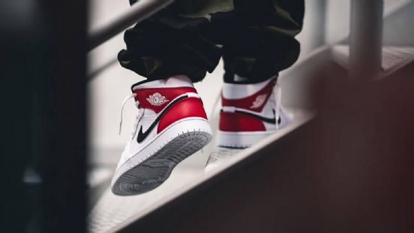 Nike Air Jordan 1 Mid Tops Kengät Miehille Valkoinen Punainen