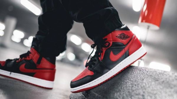 Nike Air Jordan 1 Mid Tops Leveät Kengät Miehille Musta Punainen