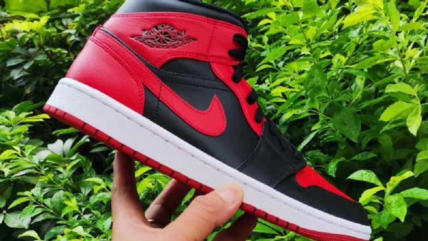 Nike Air Jordan 1 Mid Tops Leveät Kengät Miehille Musta Punainen