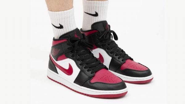 Nike Air Jordan 1 Mid Tops Leveävarvaskengät Miehille Musta Punainen