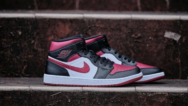 Nike Air Jordan 1 Mid Tops Leveävarvaskengät Miehille Musta Punainen