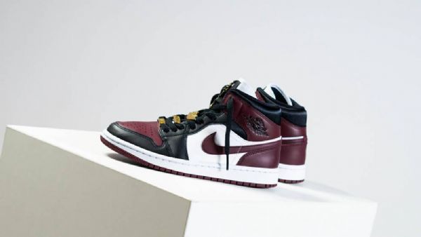 Nike Air Jordan 1 Mid Tops Maroon Kengät Miehille Burgundy Musta