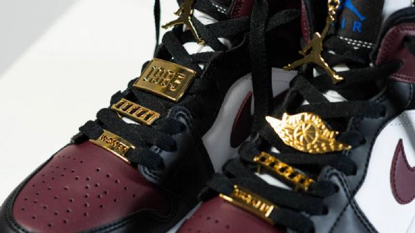 Nike Air Jordan 1 Mid Tops Maroon Kengät Miehille Burgundy Musta